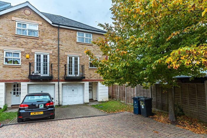 4 Bedroom Terraced House For Sale In Highgrove Close, London, N11