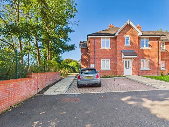 1 Bedroom Apartment For Sale In Fearney Field Close, Chesham, Buckinghamshire, HP5