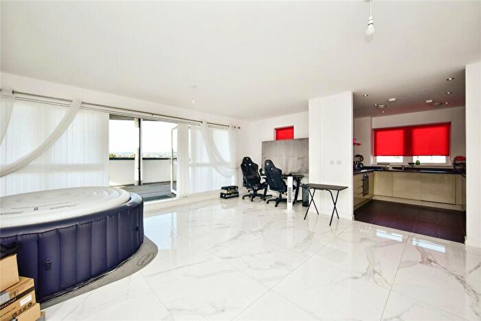 2 Bedroom Flat For Sale In Tovil, Maidstone, Kent, ME15
