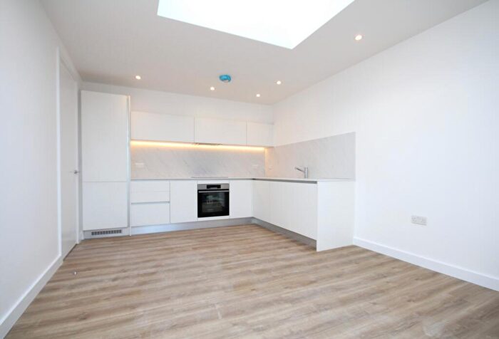2 Bedroom Flat To Rent In Solent Lodge, Green Lanes, Palmers Green, N13