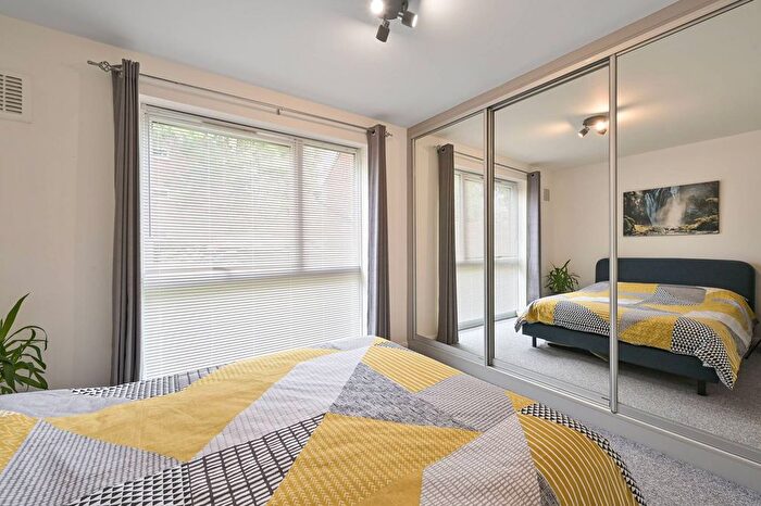 1 Bedroom Flat For Sale In Larch Close, New Southgate, London, N11