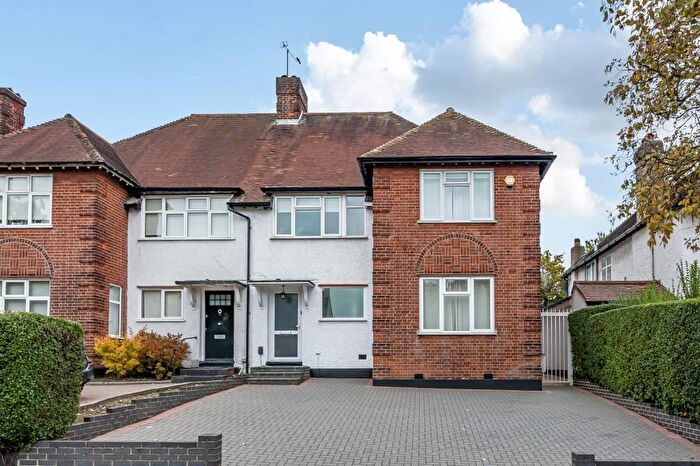 4 Bedroom Semi-Detached House To Rent In Hendon Lane, Finchley, N3