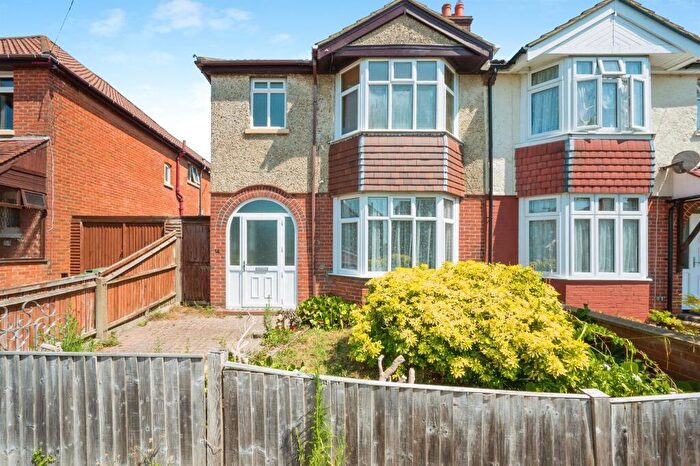 3 Bedroom Semi-Detached House For Sale In Reynolds Road, Southampton, SO15