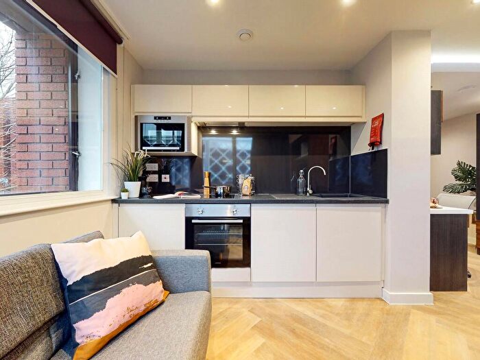 Apartment To Rent In Apt, Live Oasis Wade Lane #, LS2