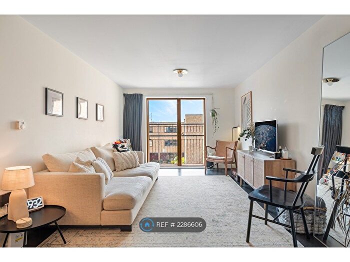 3 Bedroom Flat To Rent In Mildmay Avenue, London, N1