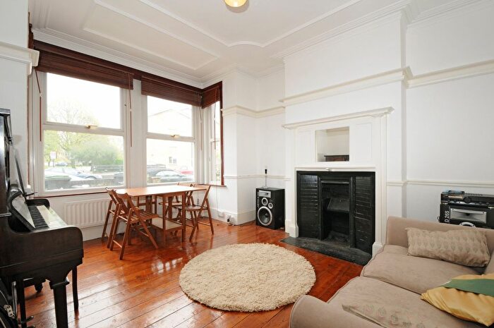 4 Bedroom Detached House To Rent In Warwick Road, London, N11