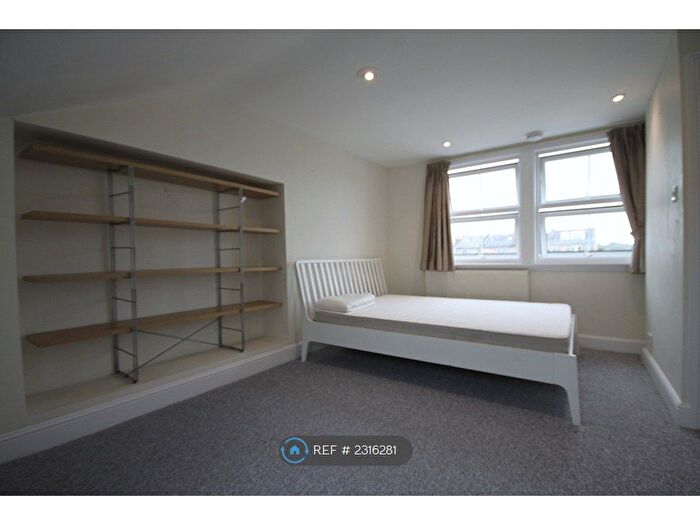 3 Bedroom Flat To Rent In Raeburn Street, London, SW2