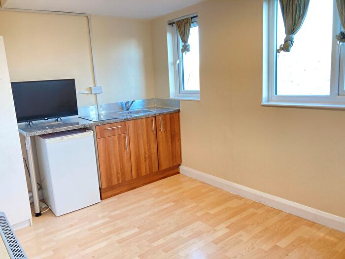 Studio To Rent In Very Near Whitestile Road Area, Brentford, TW8