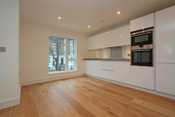 2 Bedroom Flat To Rent In Clarence Walk, Jeffreys Road, London, SW4