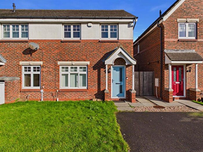 3 Bedroom End Of Terrace House For Sale In Turnberry, Whitley Bay, NE25