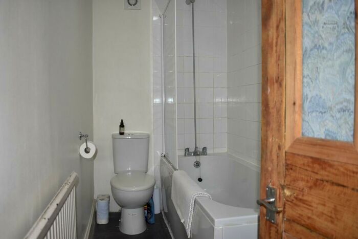 2 Bedroom Flat To Rent In St Julians Farm Road, London, SE27