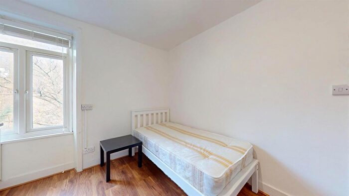 Studio To Rent In Warwick Road, London, SW5