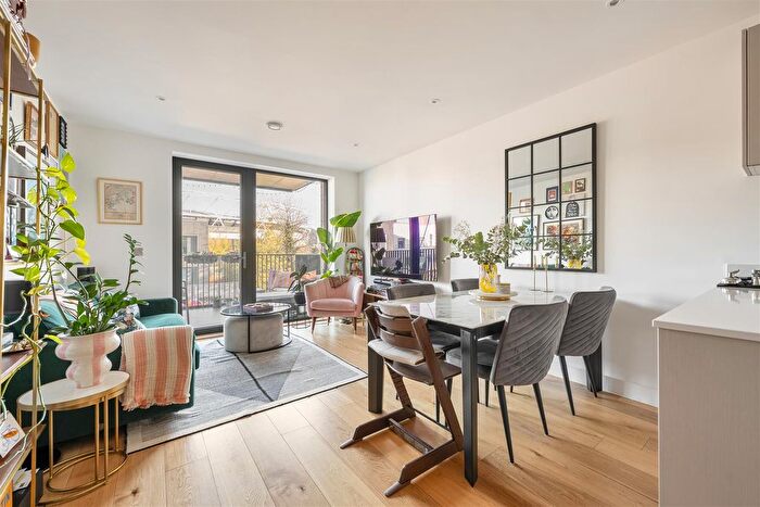 2 Bedroom Flat For Sale In Navigators Walk, Fish Island, E3