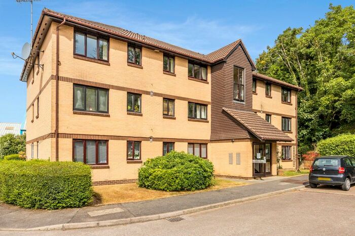 1 Bedroom Flat To Rent In Canons Close, Reigate, RH2