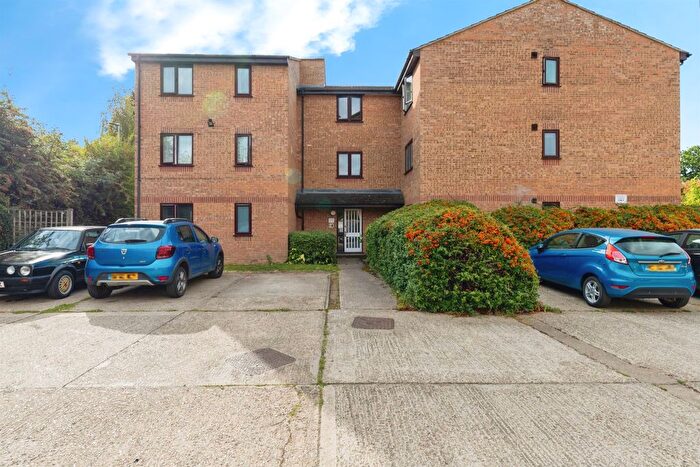 2 Bedroom Flat For Sale In Moorymead Close, Watton At Stone, Hertford, SG14