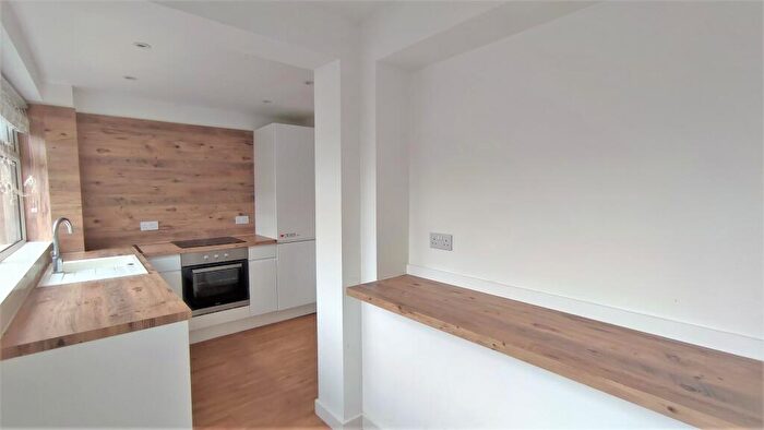 2 Bedroom Maisonette To Rent In South Street, Farnham, Surrey, GU9