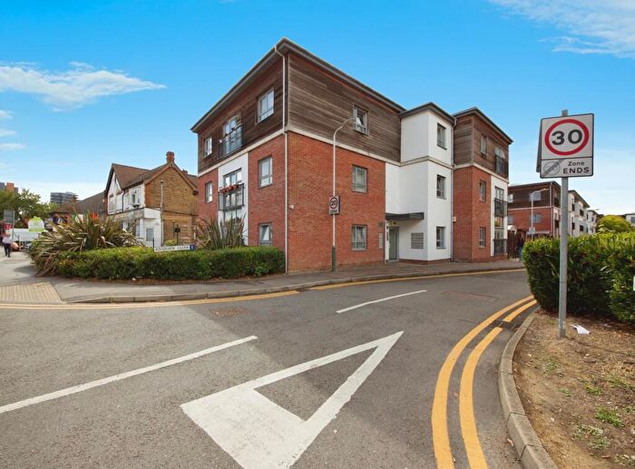 2 Bedroom Flat For Sale In Riverside Close, Romford, RM1