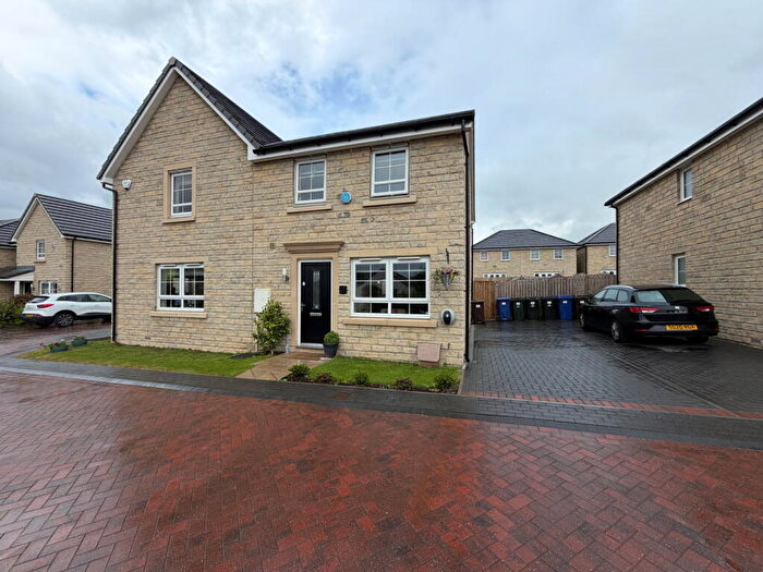 3 Bedroom Semi-Detached House For Sale In Farmstead Drive, Penistone, Sheffield, S36