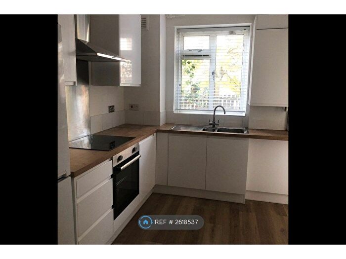 2 Bedroom Flat To Rent In Rawson Court, London, SW11