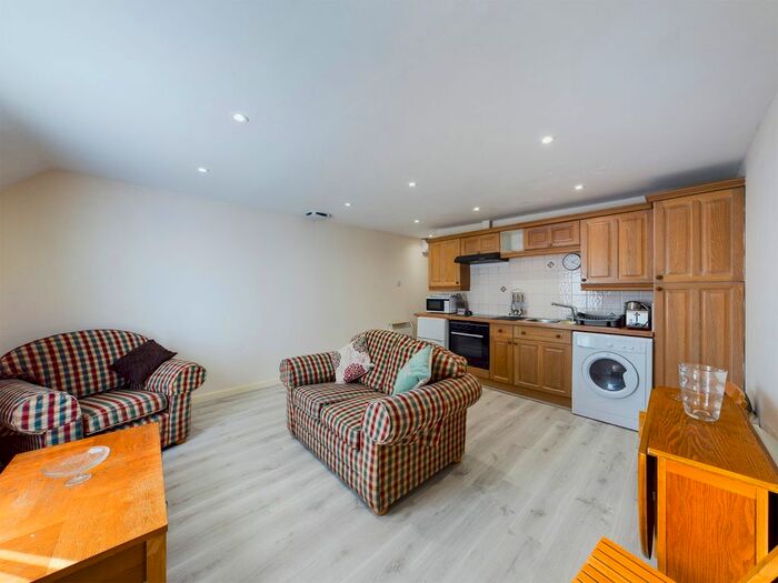 1 Bedroom Flat To Rent In High Street, Egham, High Street, Egham, TW20