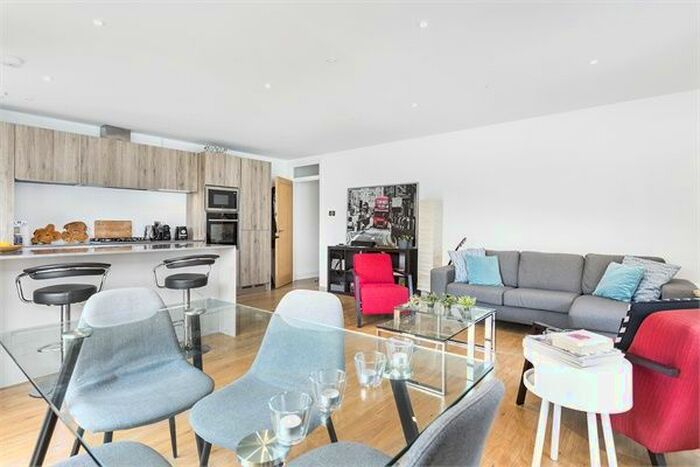 2 Bedroom Flat To Rent In Millennium Square, Shad Thames, London, SE1