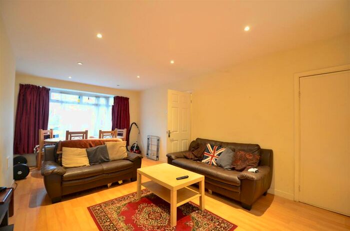 3 Bedroom Terraced House To Rent In Quinton Rd, Harborne. -mins Walk To University Of Birmingham, B17