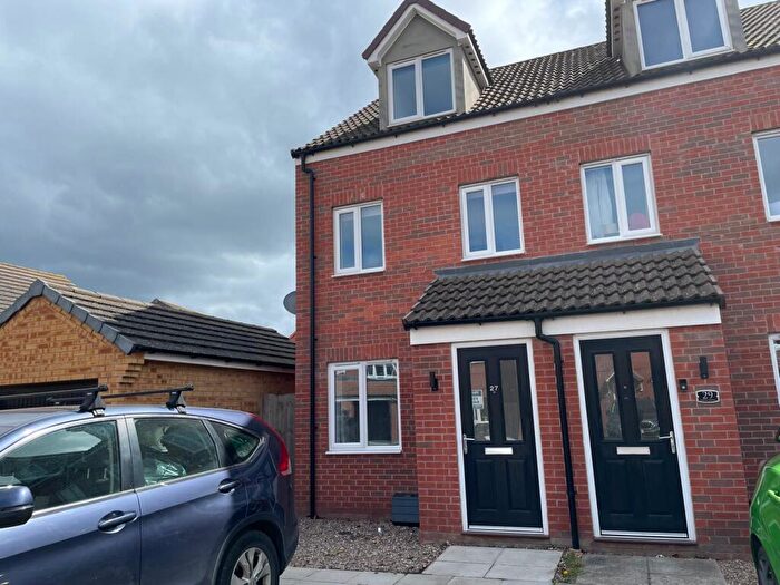 3 Bedroom Town House To Rent In Snow Close, Holdingham, NG34