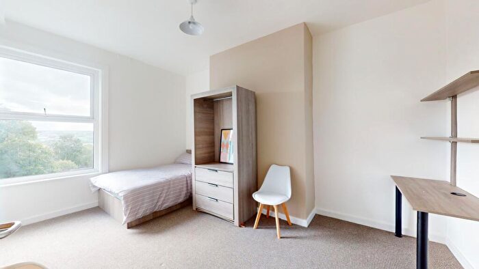 4 Bedroom Apartment To Rent In B, Moorland Avenue, LS6