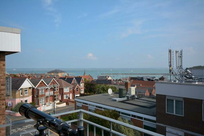 2 Bedroom Apartment To Rent In Mill Hill Lodge, PO31