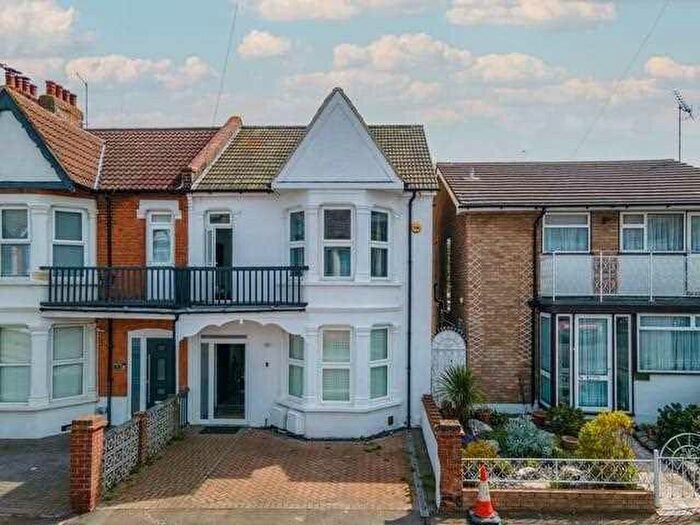 3 Bedroom Apartment To Rent In Chester Avenue, Southend-On-Sea, Southend-On-Sea, SS1
