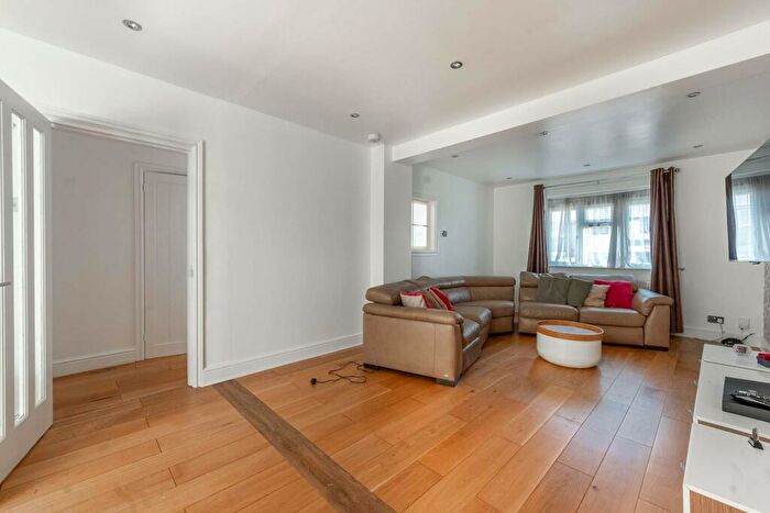 4 Bedroom Semi-Detached House To Rent In Sandymount Avenue, Stanmore, HA7
