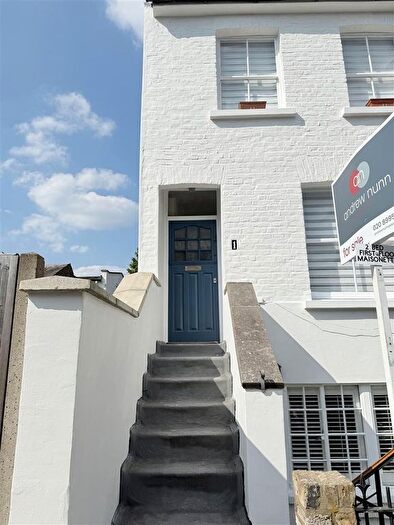 2 Bedroom Flat For Sale In Saville Road, London, W4