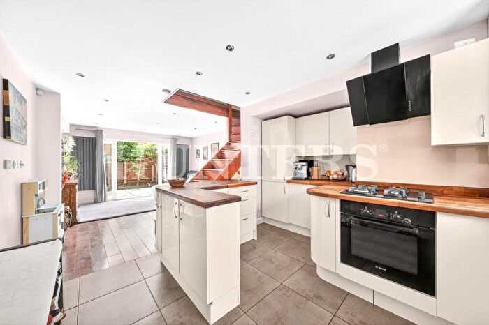2 Bedroom Flat For Sale In Copperfield Drive, London, N15