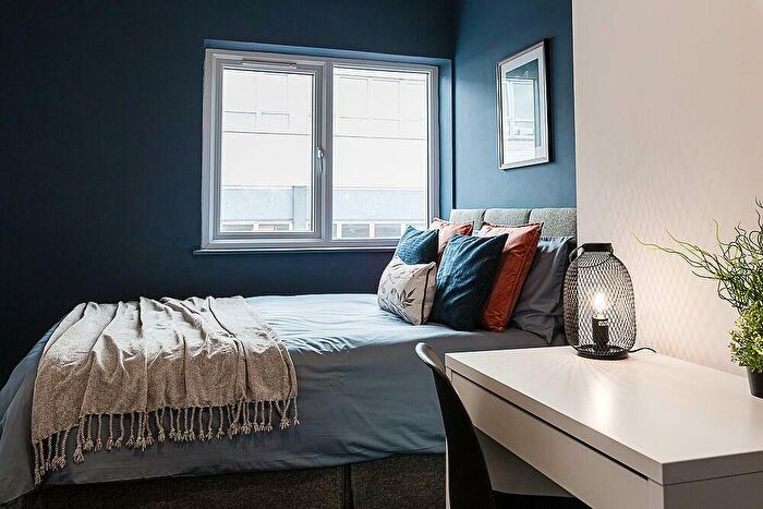 8 Bedroom House Of Multiple Occupation To Rent In Parsons Lane, Bury, BL9