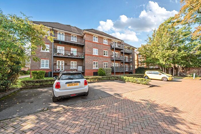 2 Bedroom Flat To Rent In Ray Park Avenue, Maidenhead, SL6