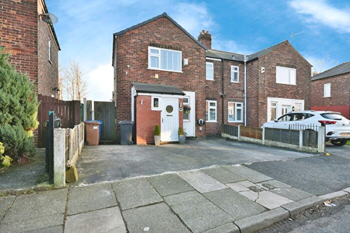3 Bedroom Semi-Detached House For Sale In Wedgwood Road, Clifton, Swinton, Manchester, M27