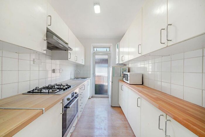 3 Bedroom Flat To Rent In Chandos Road, London, NW2