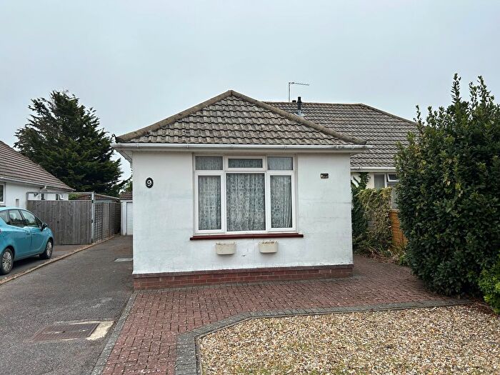 2 Bedroom Semi-detached Bungalow For Sale In Holly Road, Blackfield, SO45