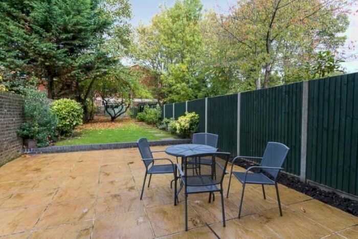 3 Bedroom Flat To Rent In Very Near Madeley Road Area, Ealing Broadway East, W5