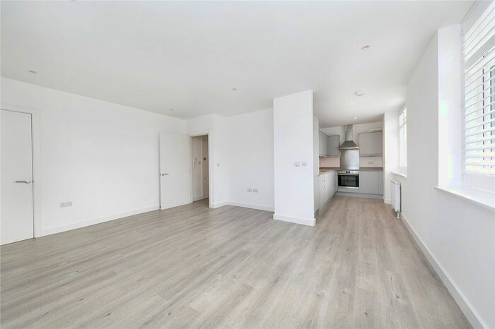 2 Bedroom Flat To Rent In Second Cross Road, Twickenham, TW2