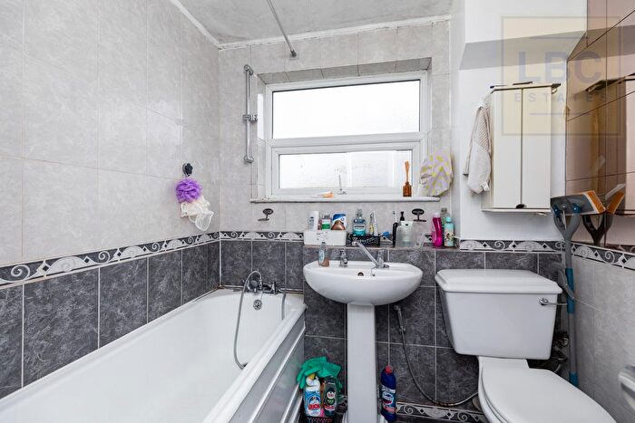 2 Bedroom Flat For Sale In Chelsea Close, London, NW10