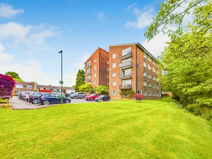 2 Bedroom Flat To Rent In Ayshe Court Drive, Horsham, RH13