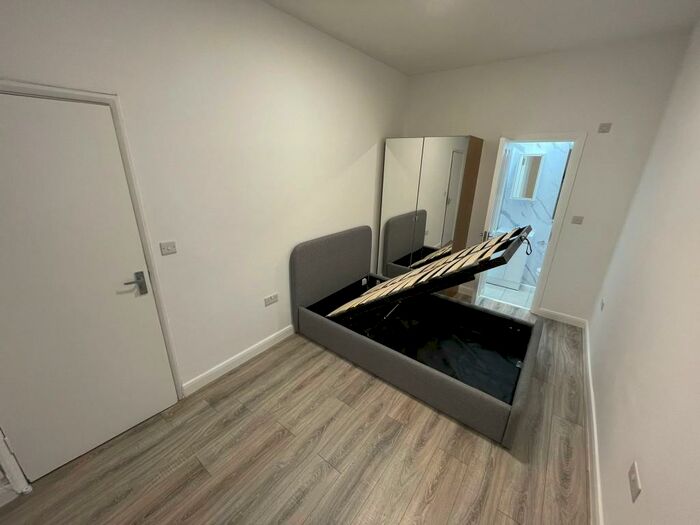 Studio To Rent In Hardwicke Road, London, N13