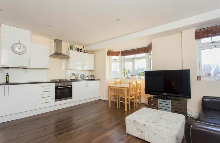 2 Bedroom Flat To Rent In Stamford Hill, London, N16