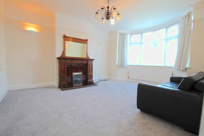 5 Bedroom Semi-Detached House To Rent In The Ridgeway, London, N11