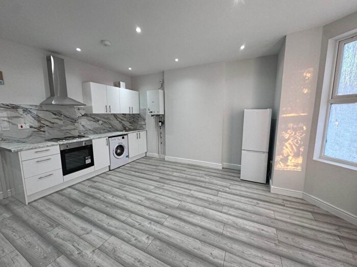 2 Bedroom Flat To Rent In Tilehurst Road, Reading, RG30