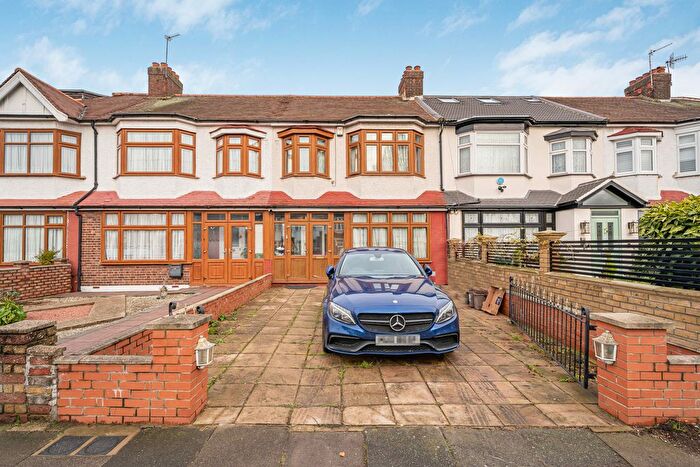 3 Bedroom Terraced House For Sale In Hedge Lane, Palmers Green, N13