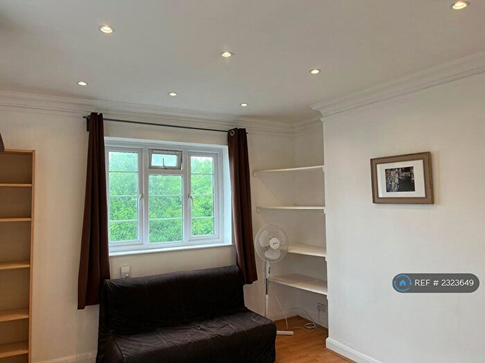 3 Bedroom Flat To Rent In Dorchester Court, London, N10