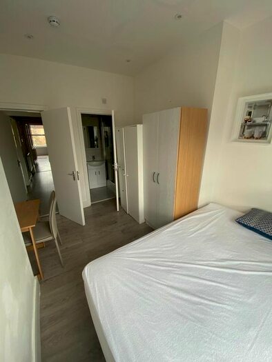 Studio To Rent In Goldhawk Road, London, W12