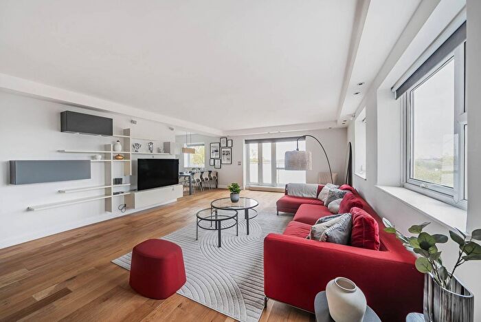 3 Bedroom Flat To Rent In Avenue Road, St John's Wood, London, NW8